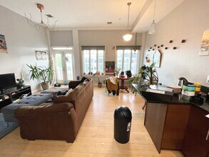 1431 Tremont St, Unit 2 in Boston, MA - Foto de edificio - Building Photo