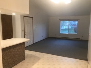 403 N Division St, Unit 2 in Anamosa, IA - Building Photo - Building Photo