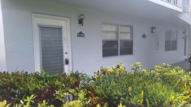 120 Normandy Ln in Delray Beach, FL - Building Photo - Building Photo