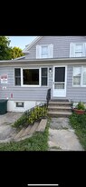 767 Lisbon St, Unit Front First Floor Unit in Lewiston, ME - Building Photo