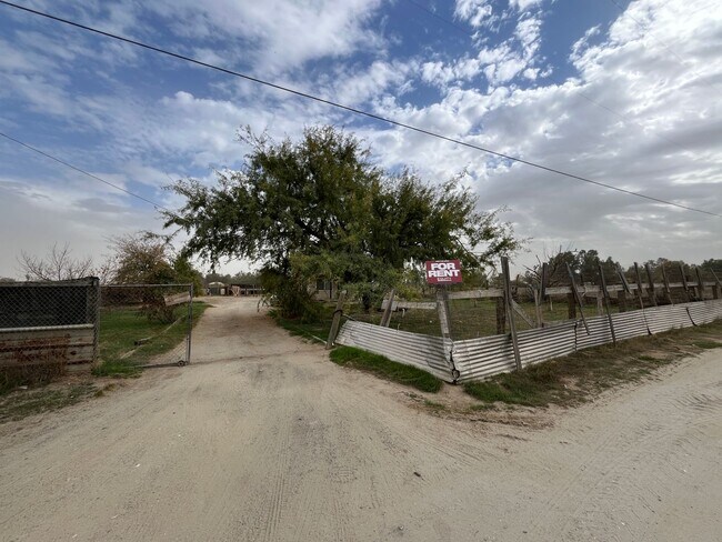 14901 Ave 88 in Pixley, CA - Building Photo - Building Photo