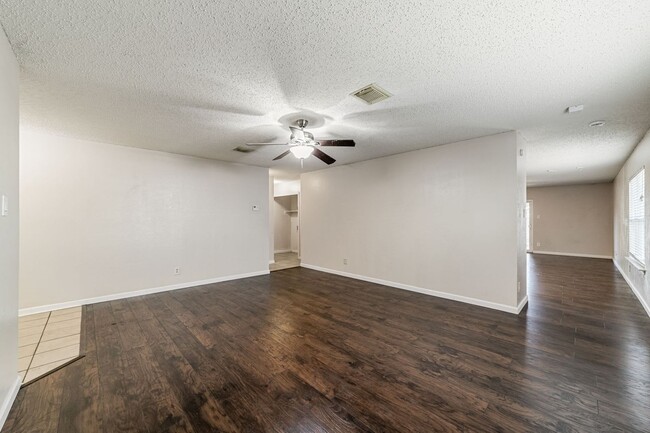 8422 Parry Path in Converse, TX - Building Photo - Building Photo