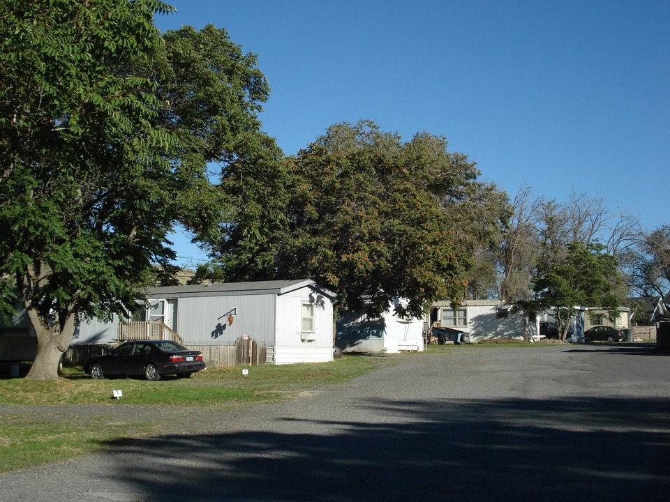 Columbia River Mobile Home Park in Arlington, OR - Building Photo