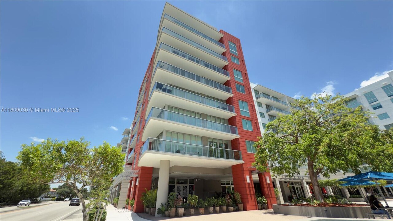 7825 NW 107th Ave in Doral, FL - Building Photo