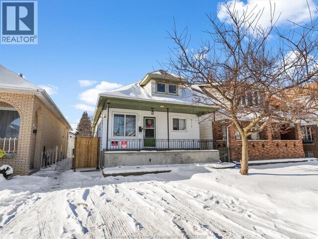 1111 Hall Ave in Windsor, ON - Foto de edificio - Building Photo