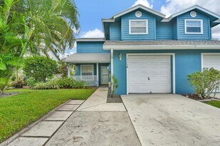 13175 Quiet Woods Rd in Wellington, FL - Building Photo