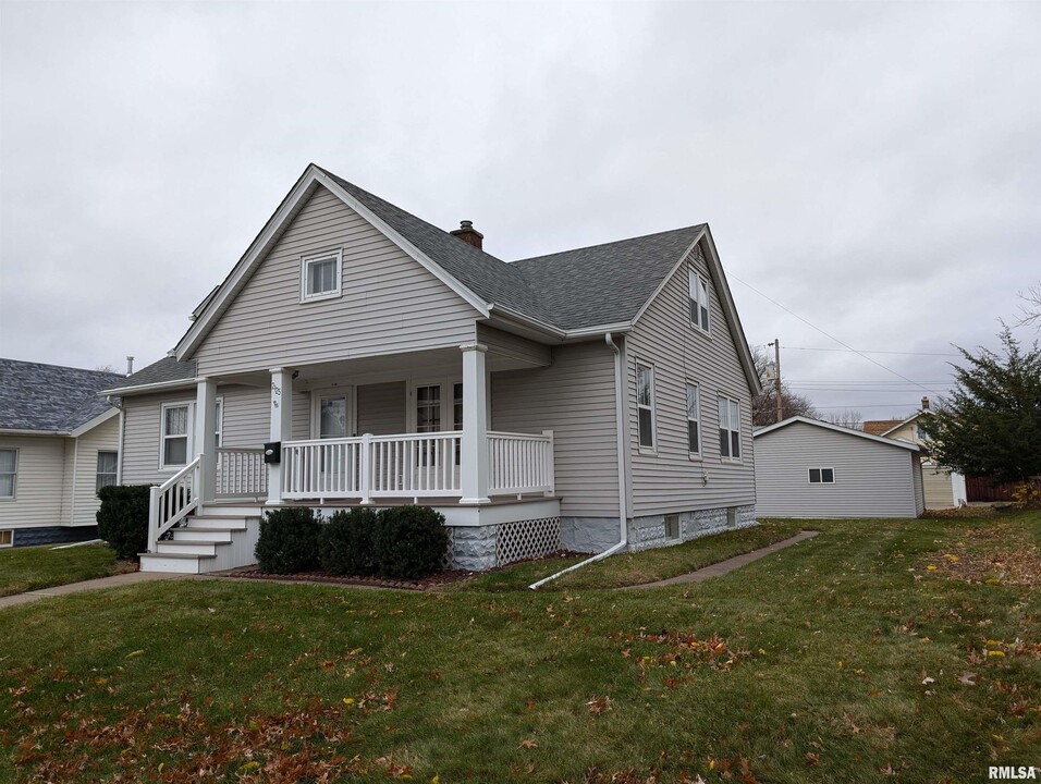 2125 Wilkes Ave in Davenport, IA - Building Photo