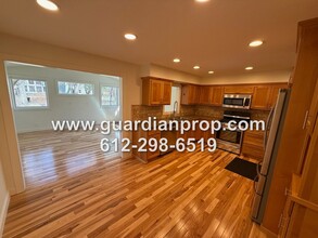 2202 St Croix St in Roseville, MN - Building Photo - Building Photo