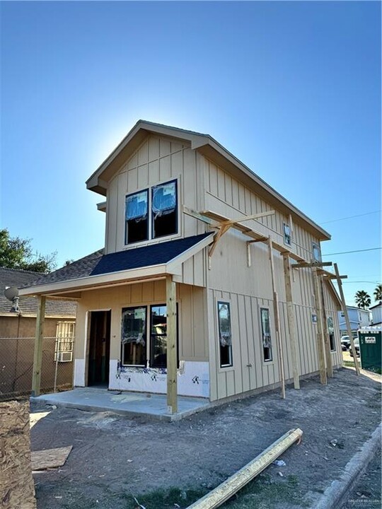 230 N Pino St in Weslaco, TX - Building Photo