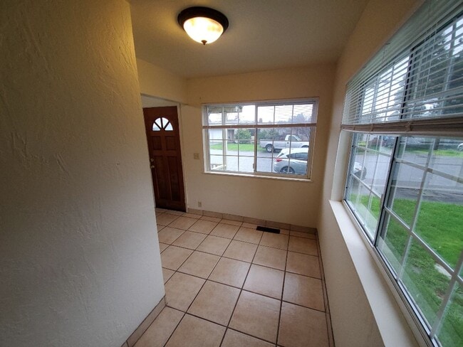 2430 Bainbridge St in Eureka, CA - Building Photo - Building Photo