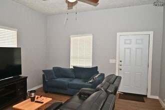 1908 10th St in Wichita Falls, TX - Foto de edificio - Building Photo