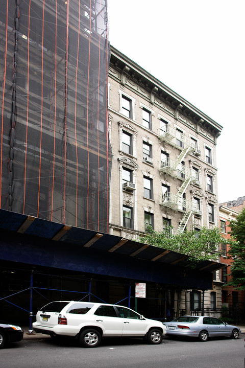 254 W 25th St in New York, NY - Building Photo