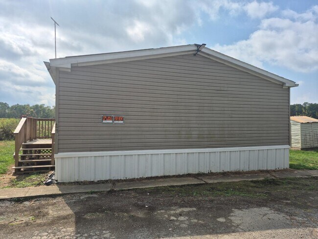 6633 McCartney Rd in Lowellville, OH - Building Photo - Building Photo