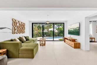 141 SW 23rd Rd in Miami, FL - Foto de edificio - Building Photo