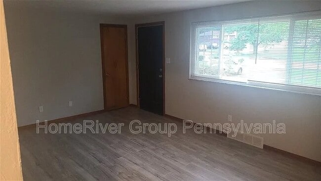 215 Boston Hollow Rd in Elizabeth, PA - Foto de edificio - Building Photo