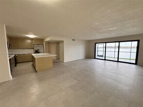 605 Ives Dairy Rd in Miami, FL - Building Photo - Building Photo