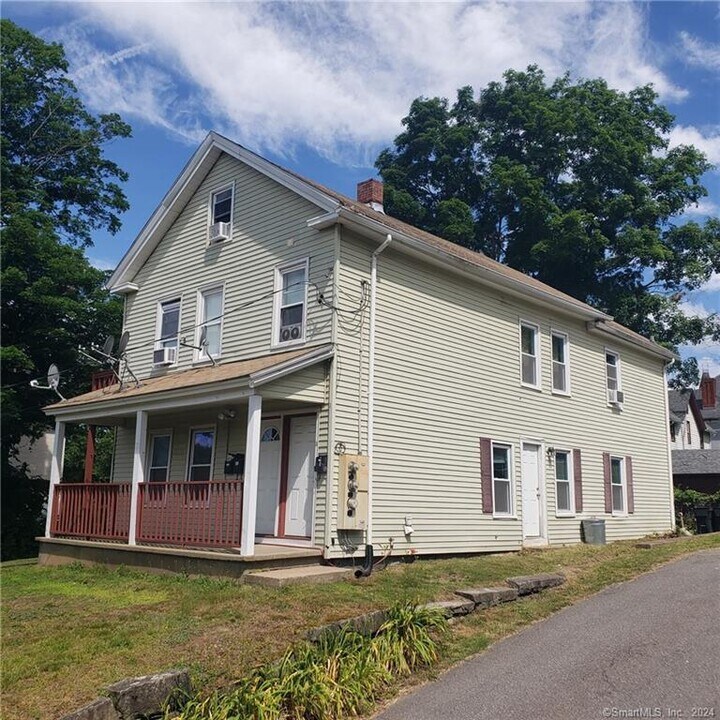 6 Westford Ave in Stafford, CT - Foto de edificio