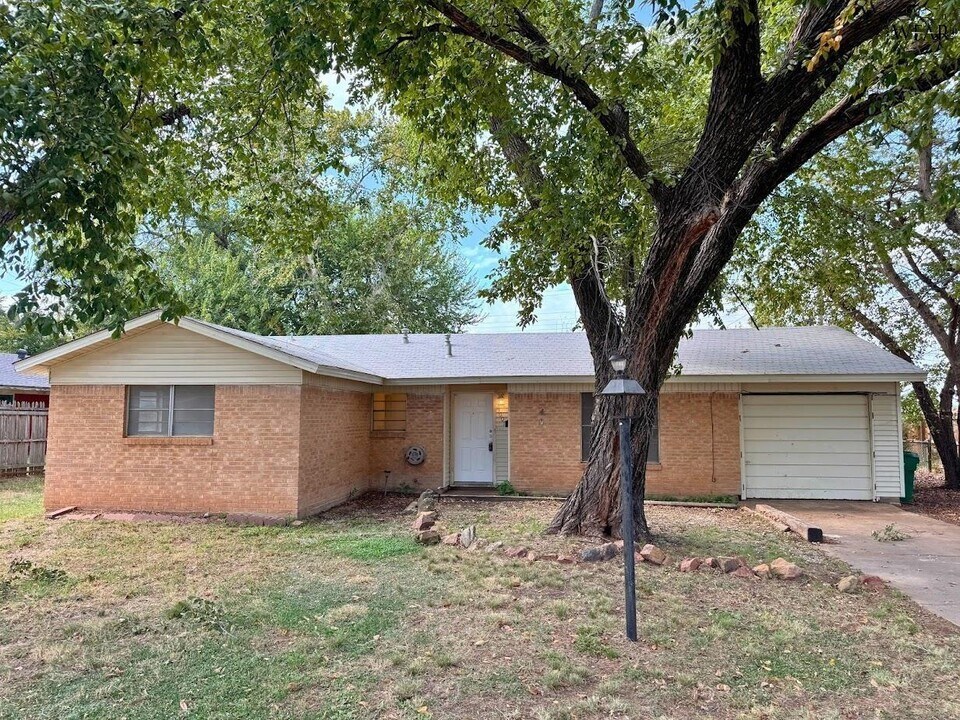 1001 W Beverly Loop in Burkburnett, TX - Building Photo