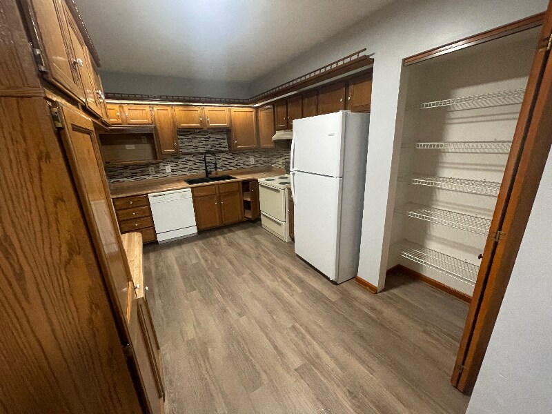 1372 Red Tail Hawk Dr in Youngstown, OH - Building Photo
