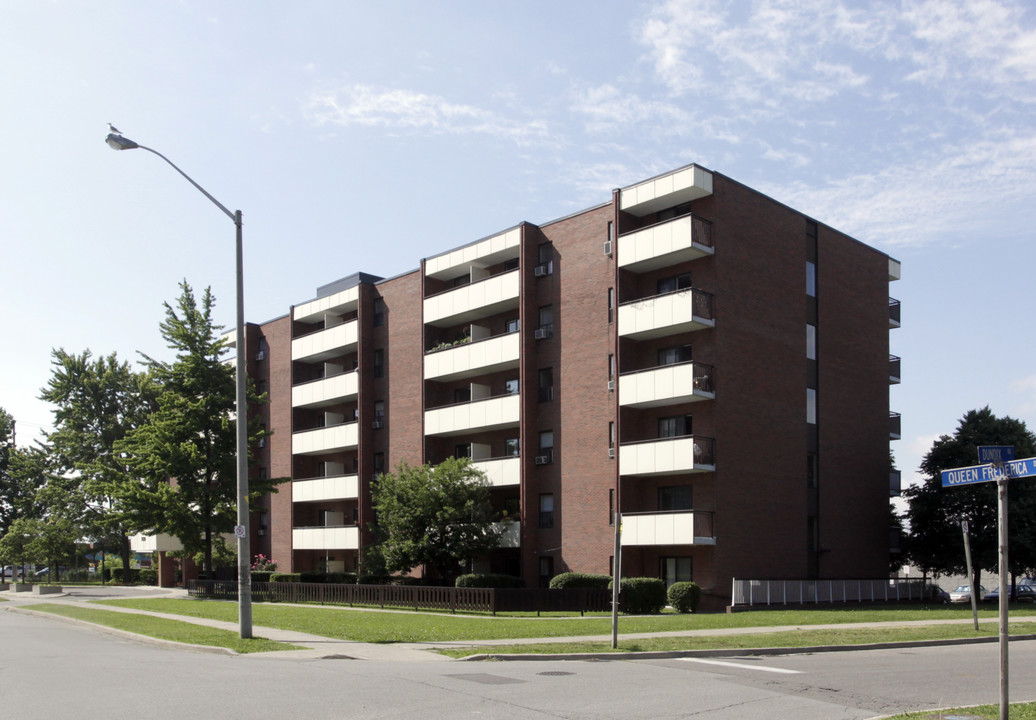 3020 Queen Frederica Dr in Mississauga, ON - Building Photo