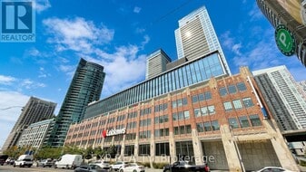 17 Bathurst St in Toronto, ON - Building Photo