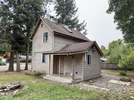 372 W Hickory St in Roseburg, OR - Building Photo