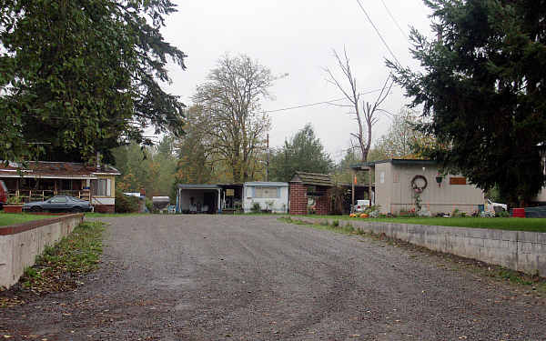 Country Green Moblie Park in Roy, WA - Foto de edificio