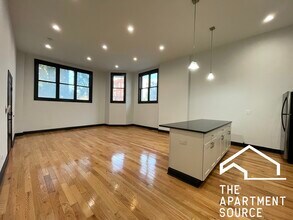 2842 W Augusta Blvd, Unit 1000-1E in Chicago, IL - Building Photo - Building Photo