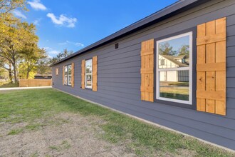 401 Martin Luther King Blvd in Willis, TX - Building Photo - Building Photo