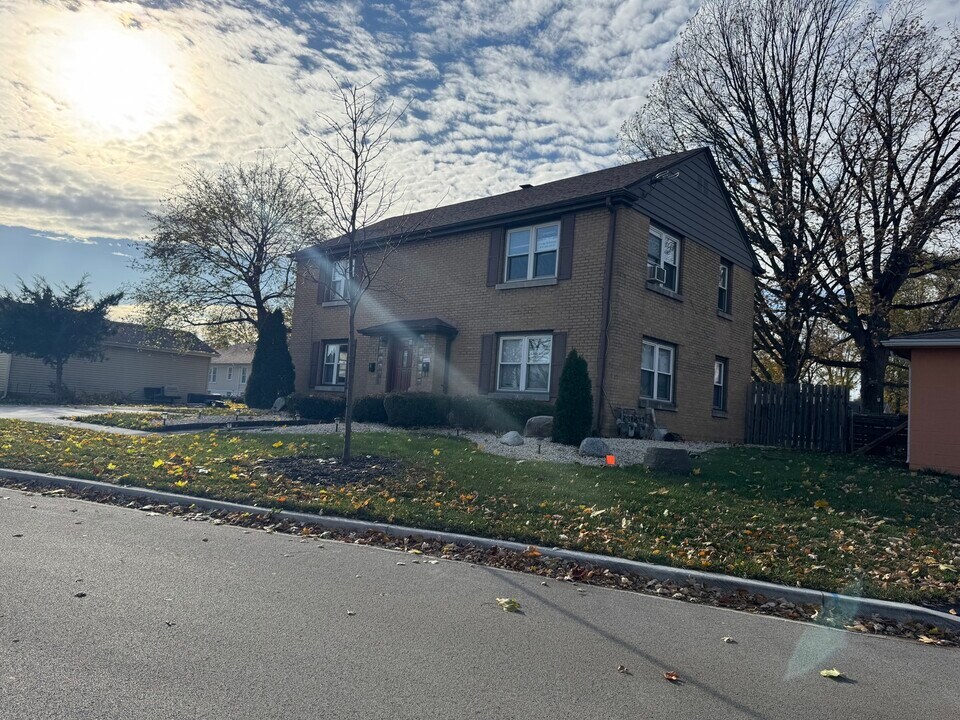 1111 Lincoln St in Lockport, IL - Building Photo