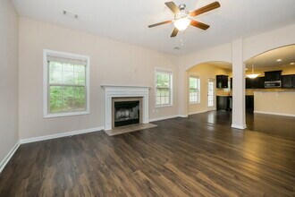 390 Cliffhaven Cir in Newnan, GA - Foto de edificio - Building Photo