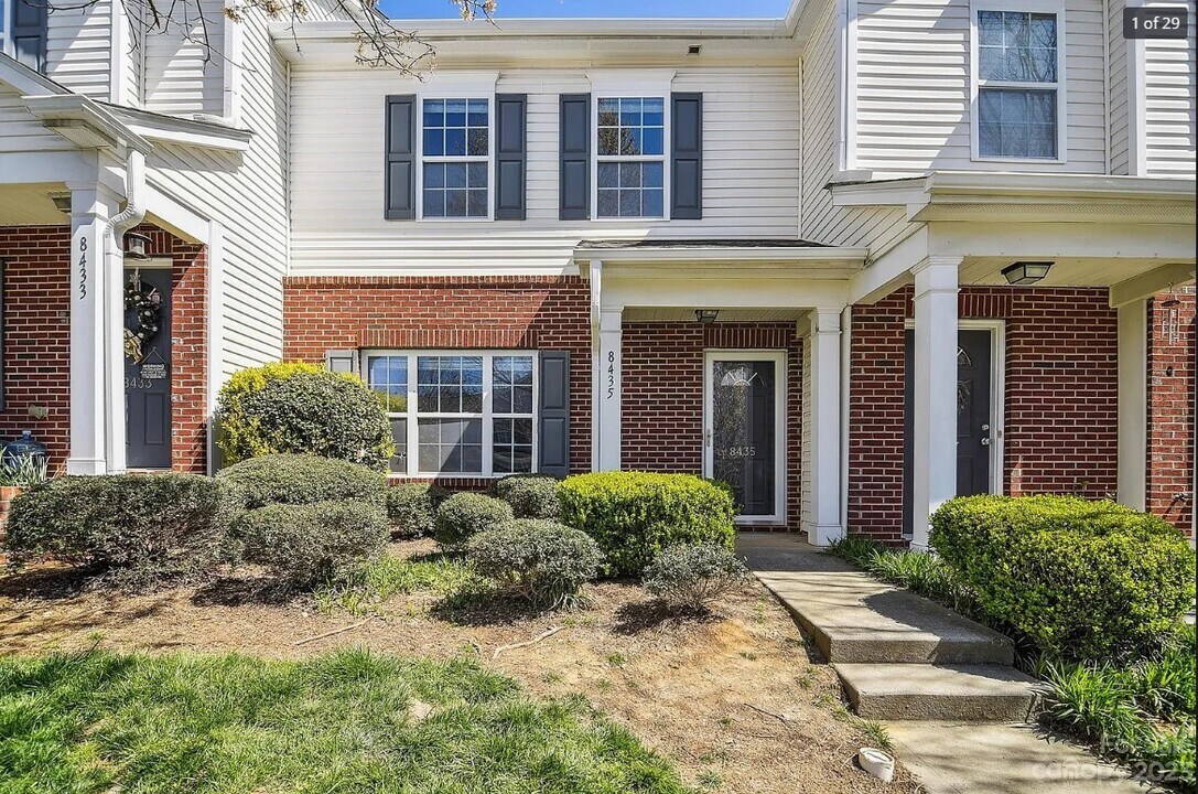 8435 Big Creek Ct in Matthews, NC - Building Photo