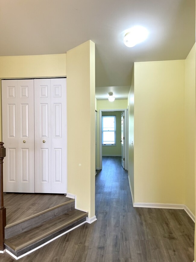1266 N Regency Dr in Vernon Hills, IL - Building Photo - Building Photo