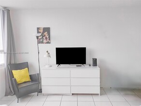 5445 Collins Ave in Miami Beach, FL - Building Photo - Building Photo