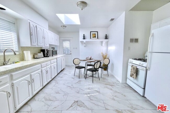 8655 Clifton Wy in Beverly Hills, CA - Building Photo - Building Photo