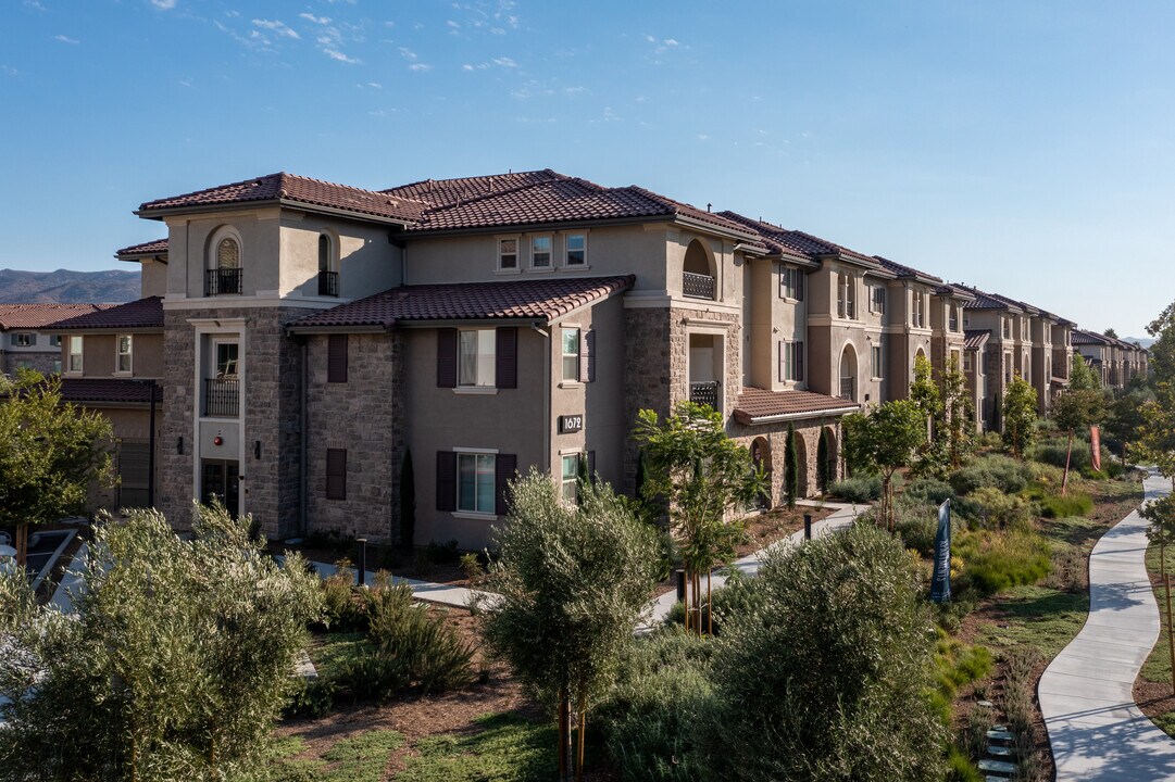 Landing at Arroyo in Simi Valley, CA - Building Photo