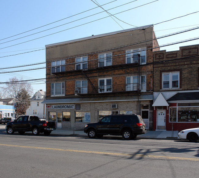 1056-1058 Avenue C in Bayonne, NJ - Foto de edificio - Building Photo