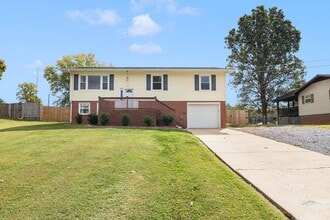 130 Greenmeadow Ln in Jonesborough, TN - Building Photo - Building Photo
