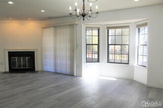 1003 Woodhaven Dr in Edison, NJ - Building Photo - Building Photo