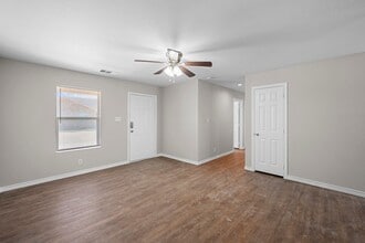 470 Derrs Chapel Rd in Italy, TX - Building Photo - Building Photo