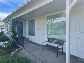 849 W Luellen Dr in Roseburg, OR - Building Photo - Building Photo