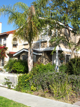 209 Acacia Ave in Huntington Beach, CA - Building Photo - Building Photo