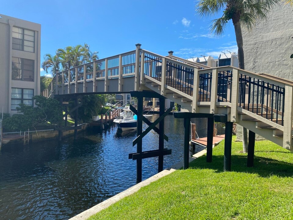 21 Royal Palm Way in Boca Raton, FL - Building Photo