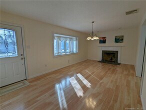 105 Wentworth Dr in South Windsor, CT - Building Photo - Building Photo