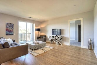 33 North Apartments in San Rafael, CA - Building Photo - Building Photo
