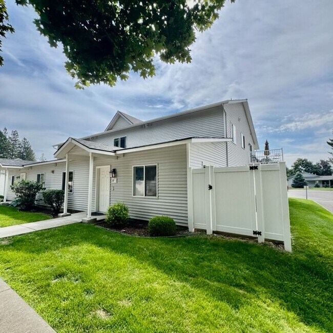 723 E Whispering Pines Ln in Coeur d'Alene, ID - Building Photo - Building Photo