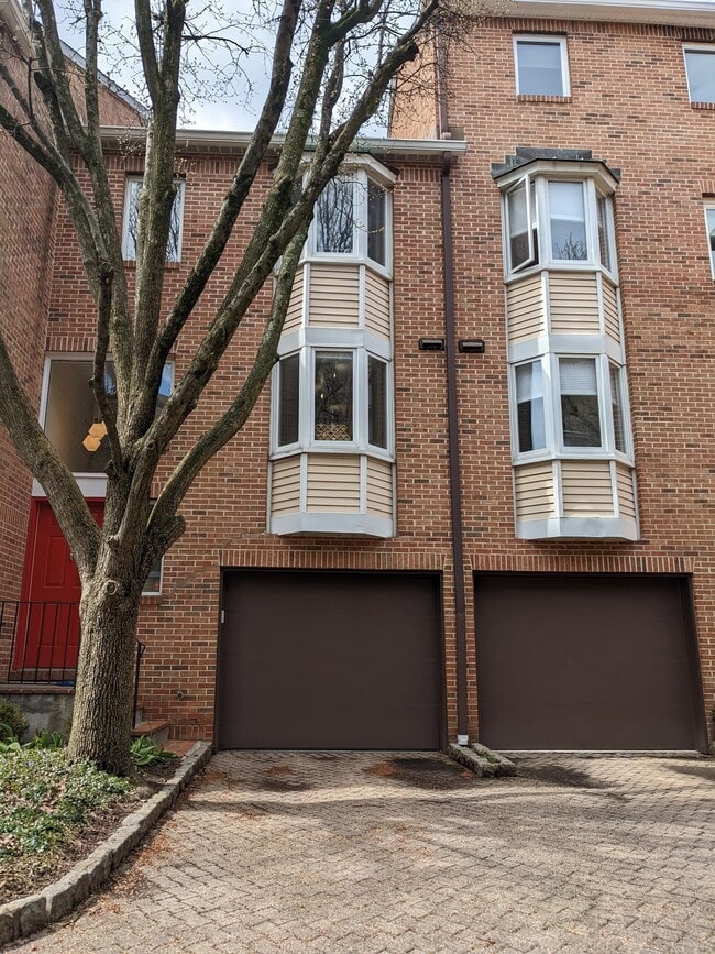 102 Forest St in Stamford, CT - Building Photo - Building Photo