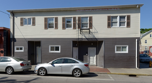 606 Dexter St in Central Falls, RI - Building Photo - Building Photo