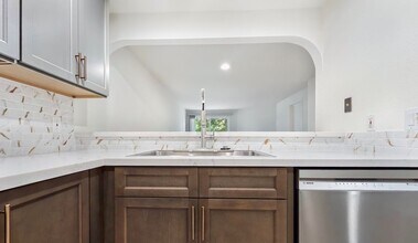 12670 NE 10th Pl in Bellevue, WA - Building Photo - Building Photo