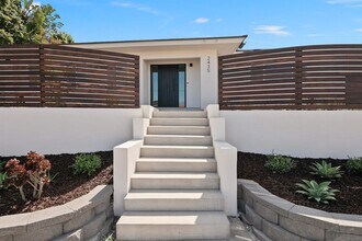 2435 Poinsettia Dr in San Diego, CA - Building Photo - Building Photo